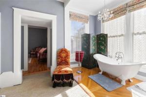 Queen Bed Escape. Near Dining and Main Street