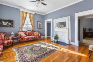 Queen Bed Escape. Near Dining and Main Street