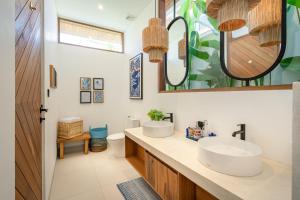 Tropical 2BR Design Villa Pool, Lounge & Workdesk