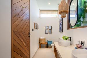 Tropical 2BR Design Villa Pool, Lounge & Workdesk