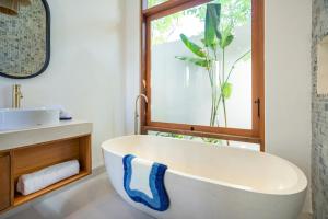 Tropical 2BR Design Villa Pool, Lounge & Workdesk