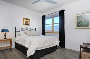 She Shes Downtown Salidas Sunny Overlook