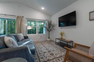 Cozy Modern 3BR Retreat