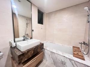 StayX Luxury Apartment near SECC