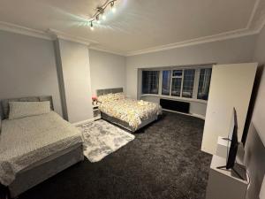 Buxton 5-Bed Retreat - Sleeps 11 Parking & Garden