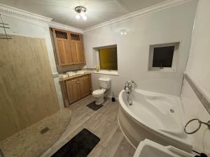 Buxton 5-Bed Retreat - Sleeps 11 Parking & Garden