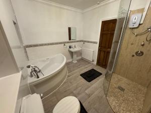 Buxton 5-Bed Retreat - Sleeps 11 Parking & Garden