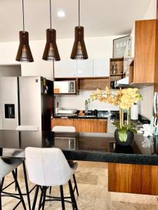 Bright Ocean View Studio with Rooftop Pool Access