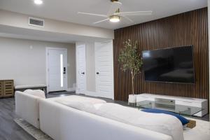 Plush Lux 5 BR in Plano with Gym, Patio, and Turf