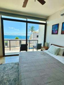 Bright Ocean View Studio with Rooftop Pool Access