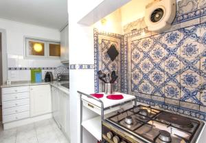 C2 Charming & Comfortable Apartment in a 18th Century Apartment in Bairro Alto! LIS Downtown