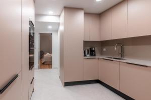 BE Modern & Spacious Apartment with a Private Patio! On BICA Funicular Street, LIS Downtown