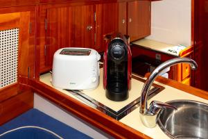 Stunning Boat 2 BEDROOMS, WC, high ceiling