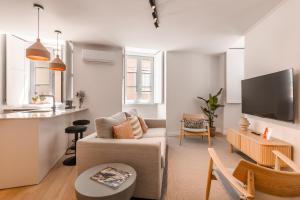 A2 Spacious & Stylish Apartment for 9 in Bica, Downtown Lisbon