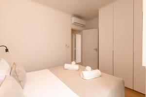 A2 Spacious & Stylish Apartment for 9 in Bica, Downtown Lisbon