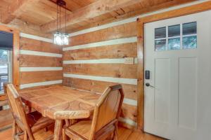 Near Hiking Trails Hot Tub Haven in Ellijay!