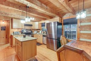 Near Hiking Trails Hot Tub Haven in Ellijay!