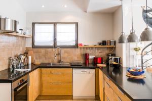 Bastide Blanche Villa with swimming pool and pétanque court in Lourmarin