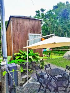 A casa pequena, mas cuidadosamente decorada, oferece um ambiente acolhedor e íntimo, perfeito para relaxar