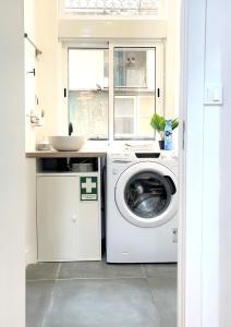 SJ2E Heart of Baixa! Spacious & Friendly Apartment with AC in LIS Downtown!