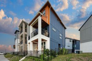 Balcony 3BR Retreat with Lake View