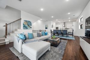 Balcony 3BR Retreat with Lake View