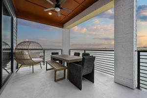 Balcony 3BR Retreat with Lake View