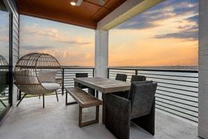 Balcony 3BR Retreat with Lake View