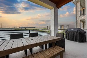 Balcony 3BR Retreat with Lake View