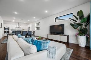 Balcony 3BR Retreat with Lake View