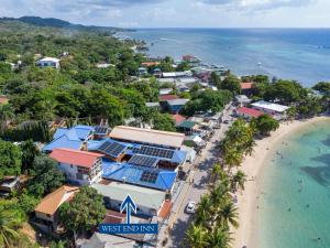West End Inn Beachfront Triple Room in West End
