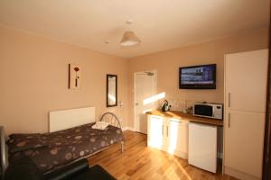 Central Studios Gloucester Road by RoomsBooked - Free Parking