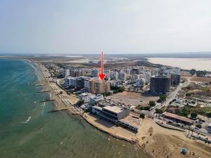 Luxury Stay at Mackenzie Beach with Private Parking and Balcony