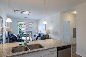 Modern Apt Downtown with Pool