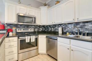 Island Retreat with Pool Access - 1 Block to Beach!