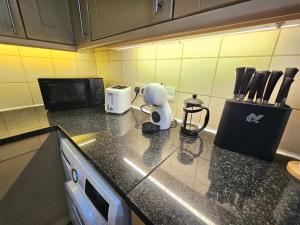 Spacious & Cosy 2 Bedroom Home plus 2 Sofa-beds with Private Entrance and Back Patio, 3 min walk to Earls Court Station