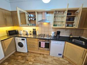 Spacious & Cosy 2 Bedroom Home plus 2 Sofa-beds with Private Entrance and Back Patio, 3 min walk to Earls Court Station