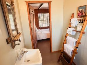 Room 4 - Downtown Joshua Tree Motel - Pet Friendly - Walk to Shops & Visitor Center, Minutes to Park Entrance