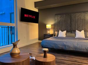 Modern Cosmopolitan APT Mid Hollywood with Free Parking 10mins to Universal Studios