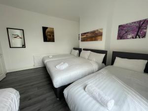 The LFC Red House - Spacious House With 5 Bedrooms, 2 Bathrooms, Street Parking And 1 Minute From The Stadium