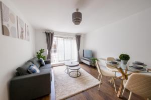 City Apartment-10min to Train st