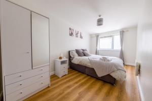 Modern City Apartment for 5 - Near Train Station