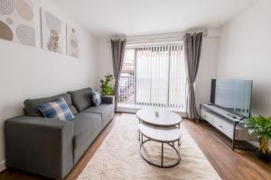 Modern City Apartment for 5 - Near Train Station