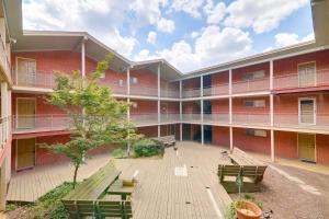 1 Mi to Dtwn and UGA Condo with Pool in Athens!