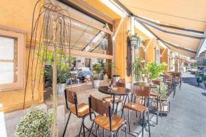 Stylish studio at Very Central Location with AirCon