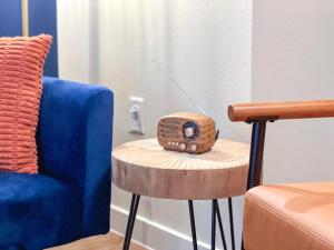 Mid Century With Pool GYM and Parking 10min to Cedars