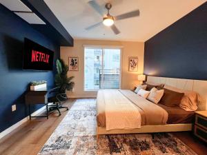 Mid Century With Pool GYM and Parking 10min to Cedars - Hotel 4 stelle a Los Angeles