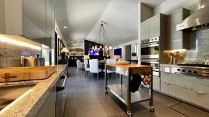 “Luxe Living”: Modern elegance, top-tier amenities, and stunning views, managed by Greenday!