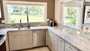 Desert Escape Modern 2BR Retreat with Mountain & Fairway Views – managed by Greenday