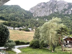 Cozy Mountain View 2-bedroom Pyrenees Apartment